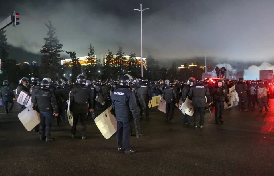 Десятки нападавших ликвидированы при попытке штурма здания полиции в Алма-Аты