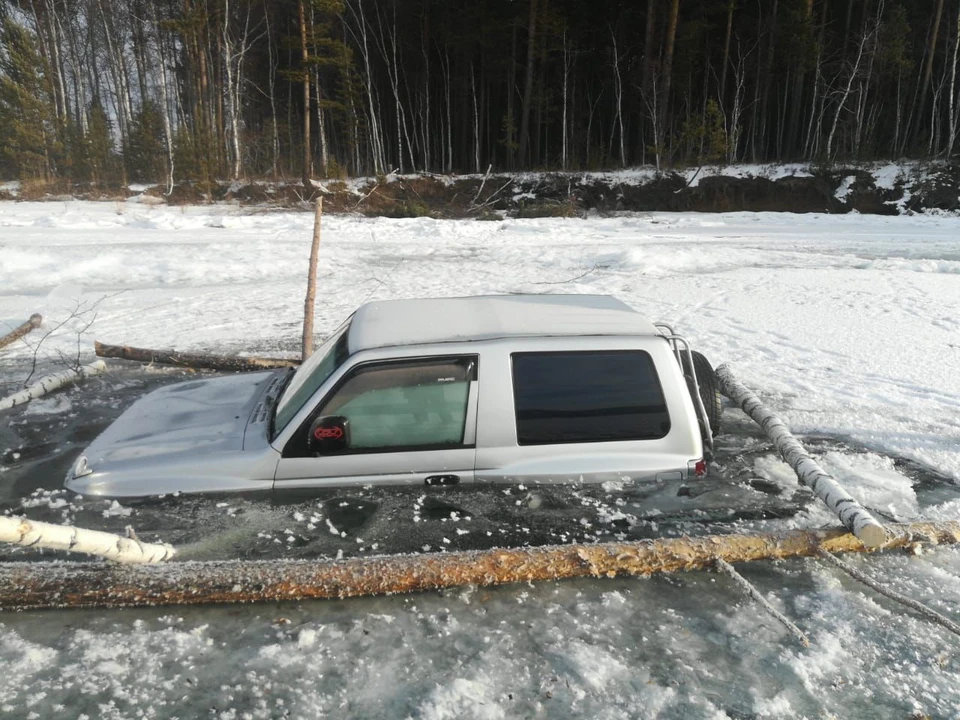 Автомобиль Паджеро провалился под лед Ангары на Байкальском тракте.