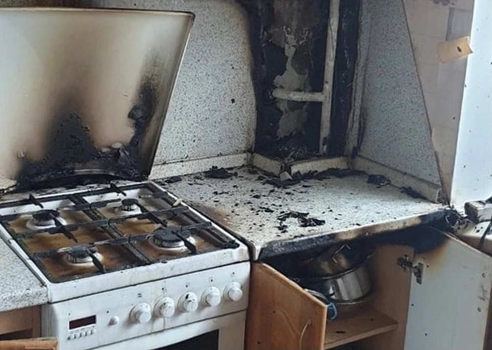 В Смоленске эвакуировали 7 человек из-за пожара в пятиэтажке. Фото: пресс-служба ГУ МЧС по Смоленской области.
