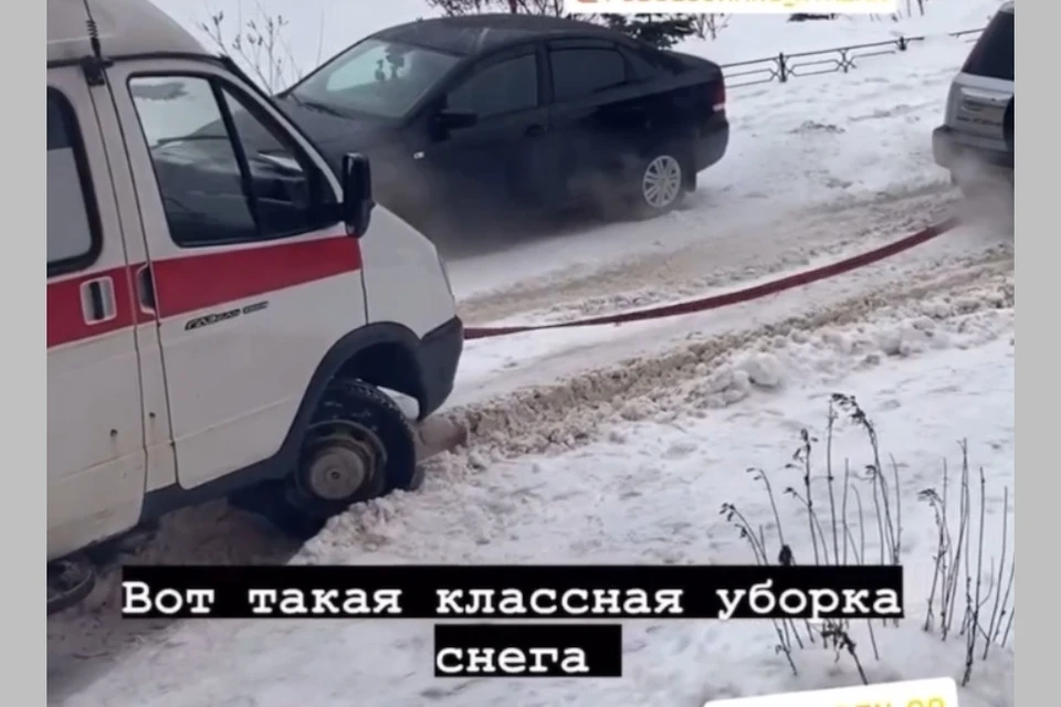 В одном из дворов Рязани машина скорой помощи безнадежно застряла в снегу