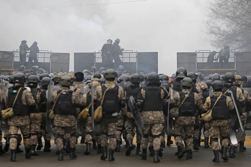 В МВД Казахстана заявили, что отказывающихся сложить оружие участников беспорядков уничтожают на месте.