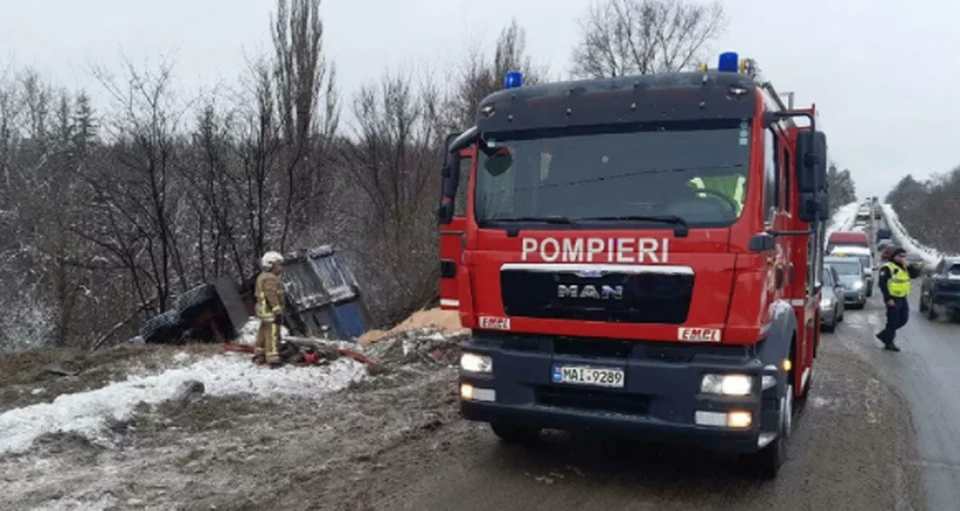 Водитель авто погиб на месте, его супругу и водителя грузовика госпитализировали. Фото: tv8.md