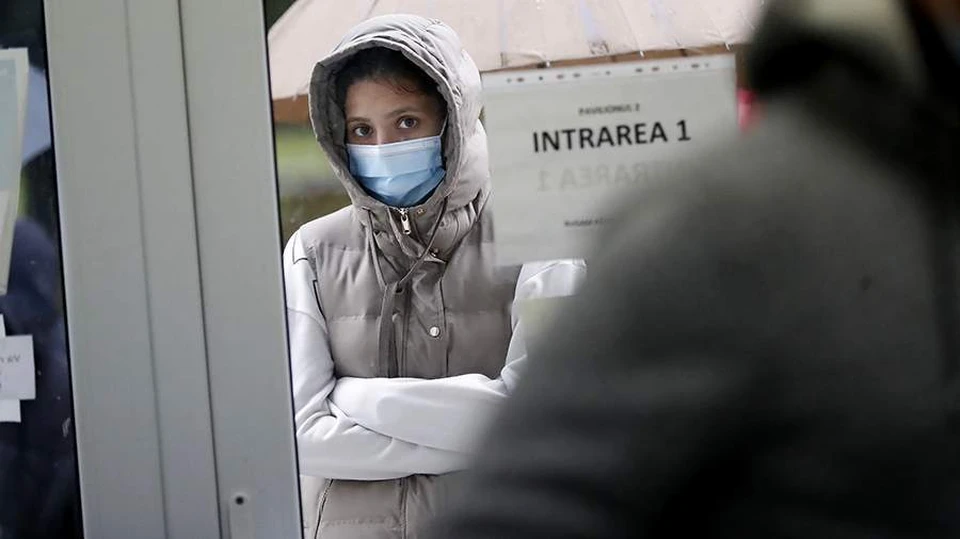 Новые правила относительно ношения медицинских масок в Румынии вступили в силу 8 января 2022. Фото: ТАСС/EPA/ROBERT GHEMENT