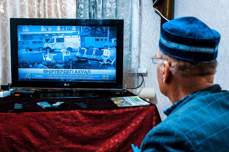 Житель российского аула смотрит новости о беспорядках в Казахстане.