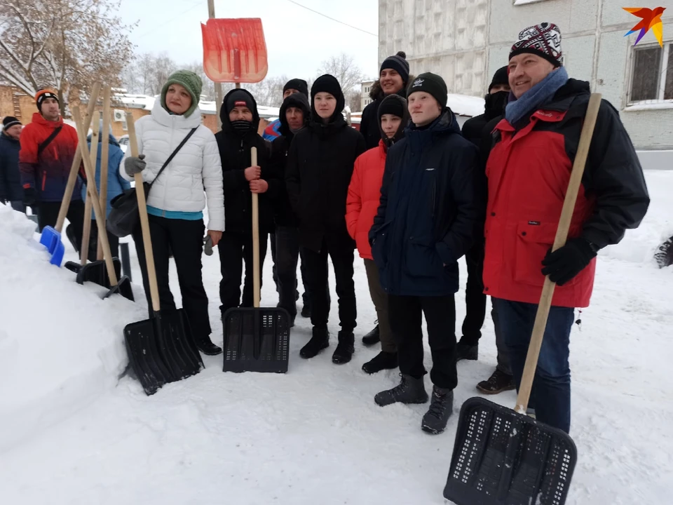 Глава Ижевска и волонтеры почистили от снега 4 объекта. Фото: Наталья Зиятдинова