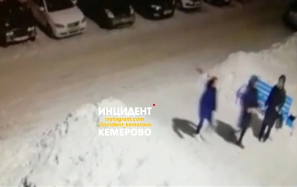 В Кемерове хулиганы устроили погромы машин во дворах. Фото: ВКонтакте/incident_42.