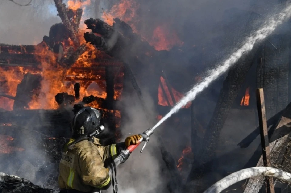 В Хабаровске сгорел частный дом