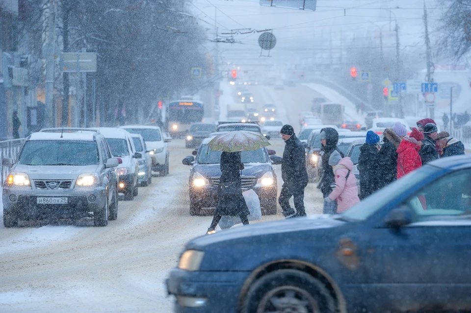 Из-за снегопада ситуация на дорогах города напряженная