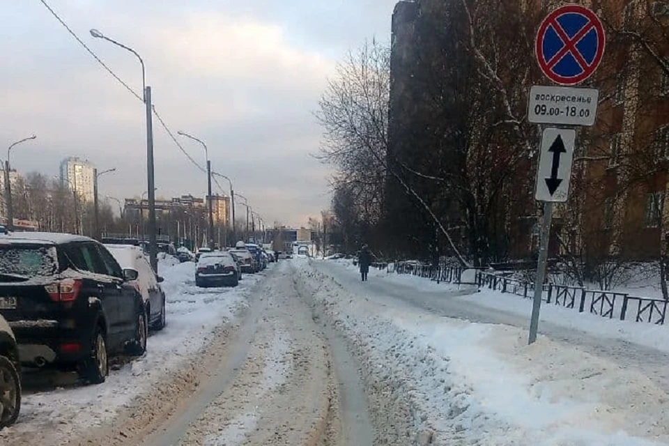 Водители жалуются на нечищеный снег и опасаются штрафов. Фото: предоставлено "КП-Петербург".