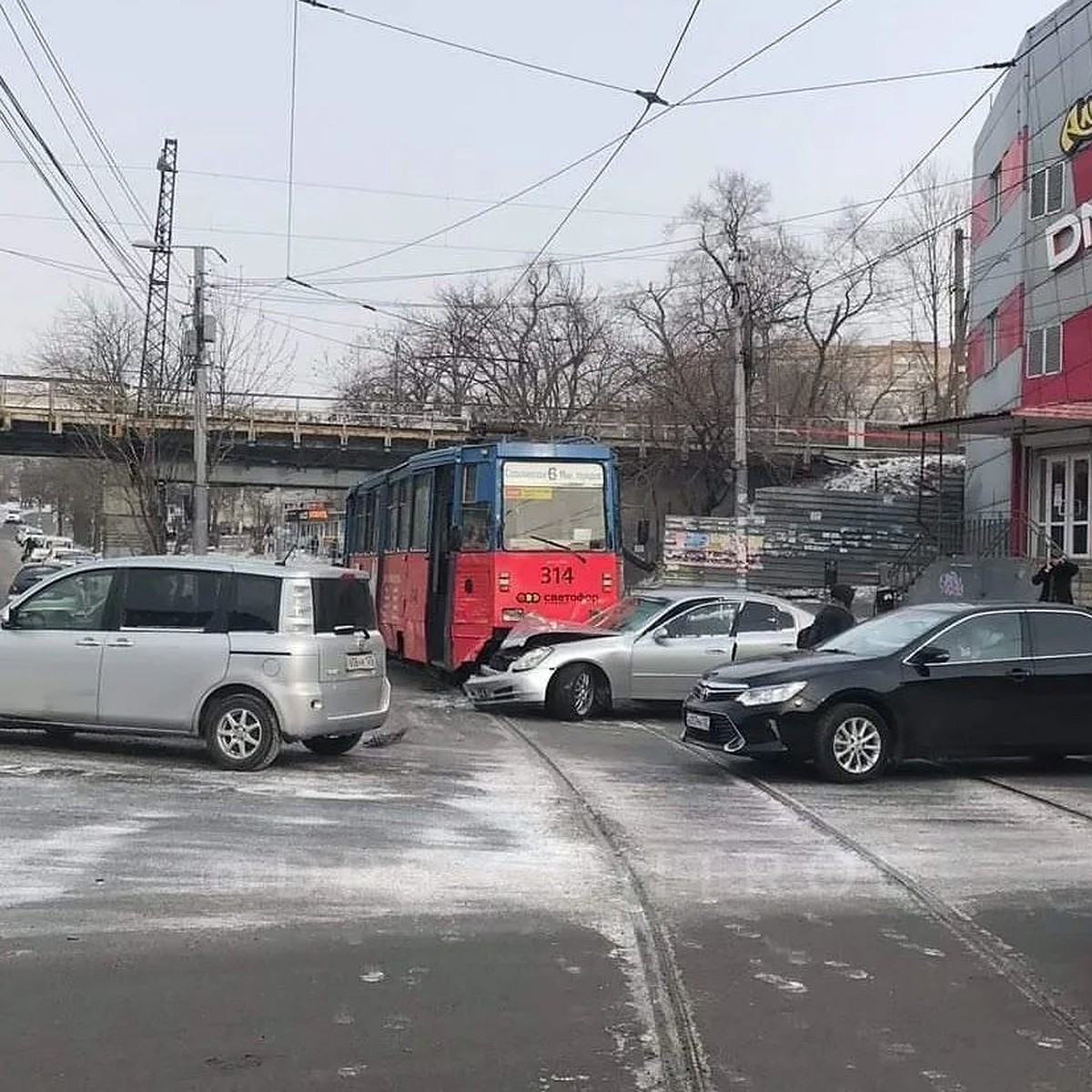 Не удалась автоподстава: участником ДТП во Владивостоке оказался трамвай -  KP.RU