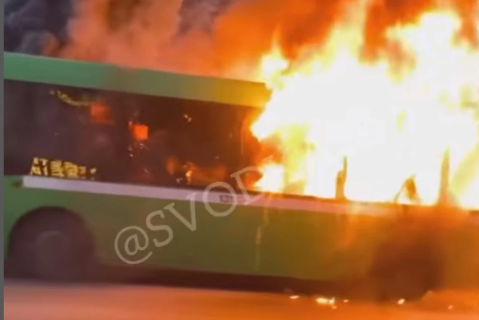Автобус №13 сгорел на остановке Школьная в Иркутске. Фото: группа "Сводка 38"