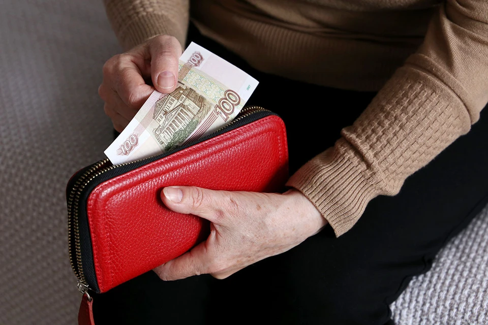 Президент Владимир Путин распорядился поднять страховые пенсии на 8,6%. Это немного выше той инфляции, которая была зафиксирована в прошлом году - 8,4%.