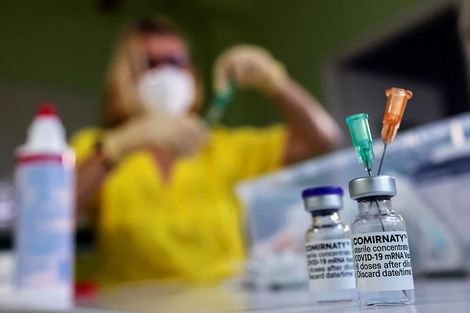 Британско-шведская компания AstraZeneca зарегистрирует свою вакцину в РФ после изучения ее взаимодействия со "Спутником Лайт".