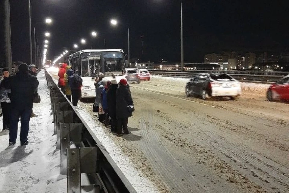 Автобус сломался на Октябрьском мосту, людей высадили прямо на проезжую часть. ФОТО: группа "Жесть Ярославль" ВКонтакте