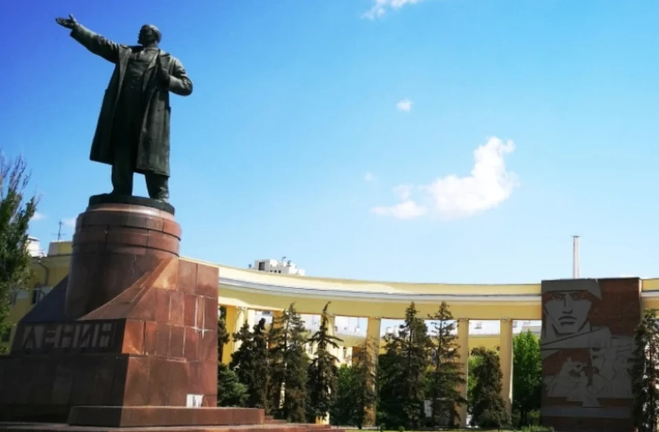 Памятник был открыт на 90-летие Владимира Ленина