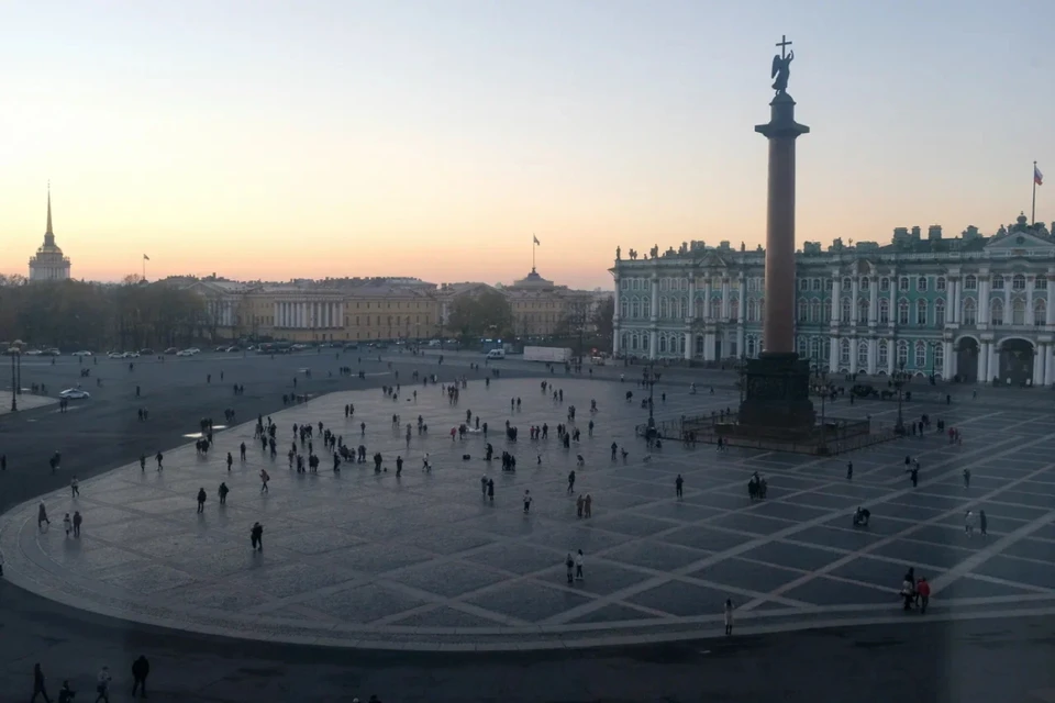 С Дворцовой площади в Петербурге убрали бесплатный туалет "Водоканала".