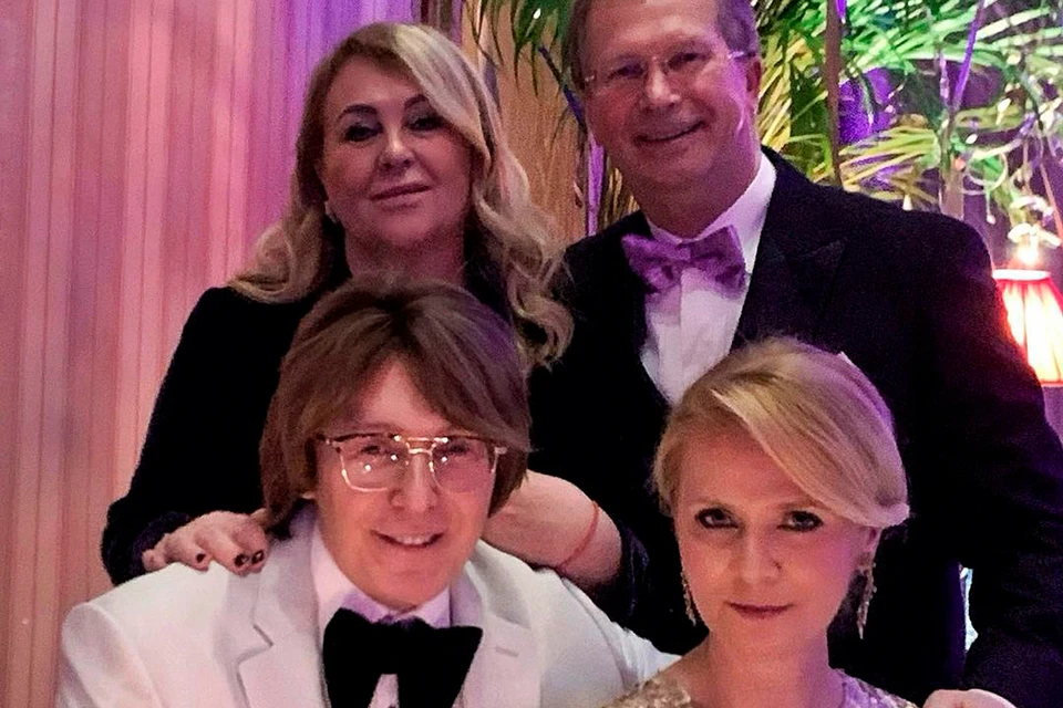 Andrey Malakhov showed a photo with his wife Natalya Shkuleva and her parents.