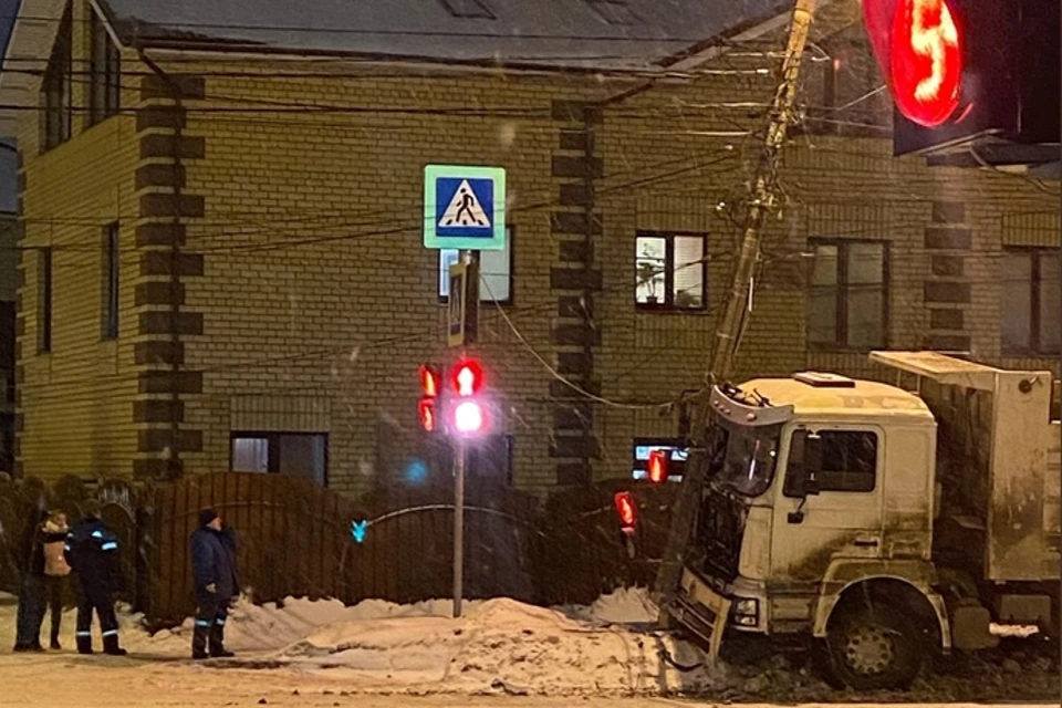 Лянтор подслушивает вконтакте. КАМАЗ въехал в пятерочку в Чехове. База снегочистов КАМАЗ дорожная служба.