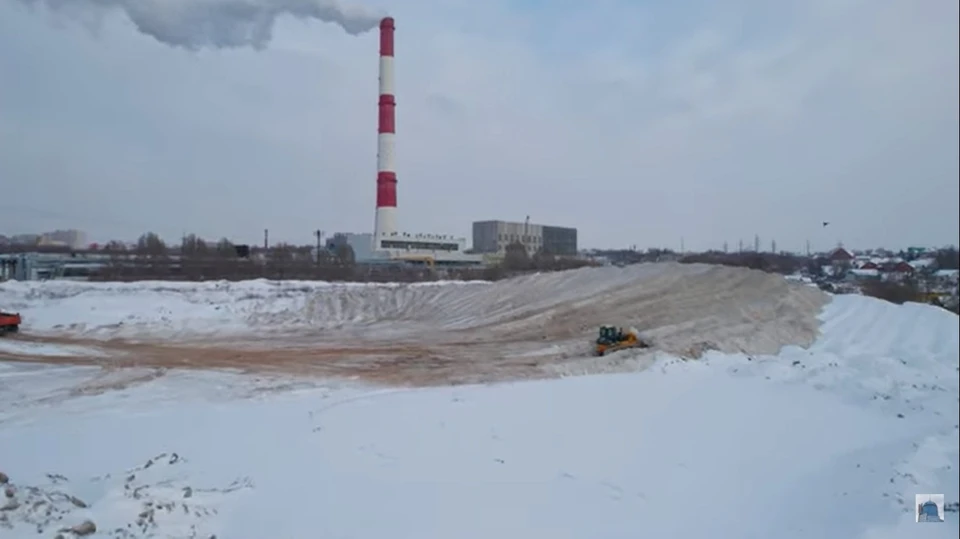 Снег вывозят на полигон неподалеку от городского кладбища и жилых домов. Фото: скрин видео