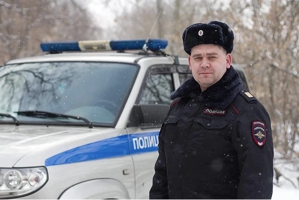 Полицейский спас женщину с двухлетним ребенком от стаи бродячих собак в Нижегородской области Фото: @nino_news