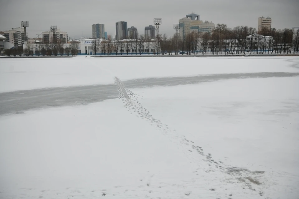 Тонкий лед на реке очень опасен