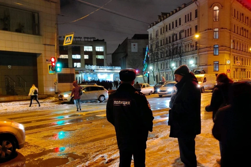 Полиция приехала к проходной "Балтийского завода". Фото: vk.com/balt_zavod