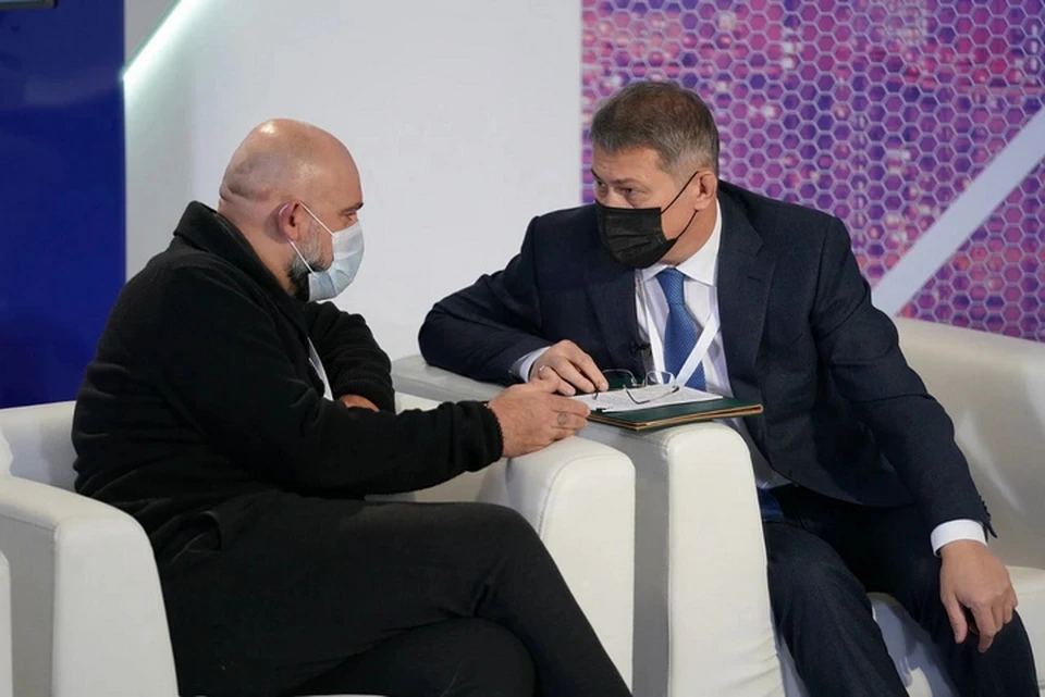 Глава Башкирии стал появляться на публике в защитной маске