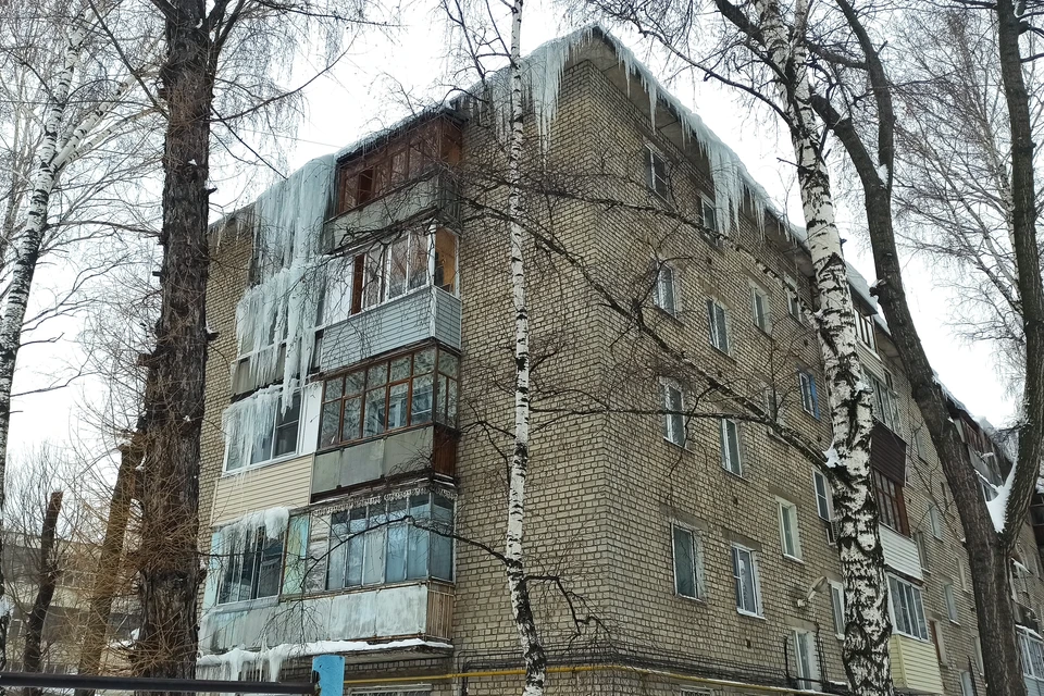 На улице Дзержинского в Рязани дом №24 корпус 1 постепенно превращается в «ледник»