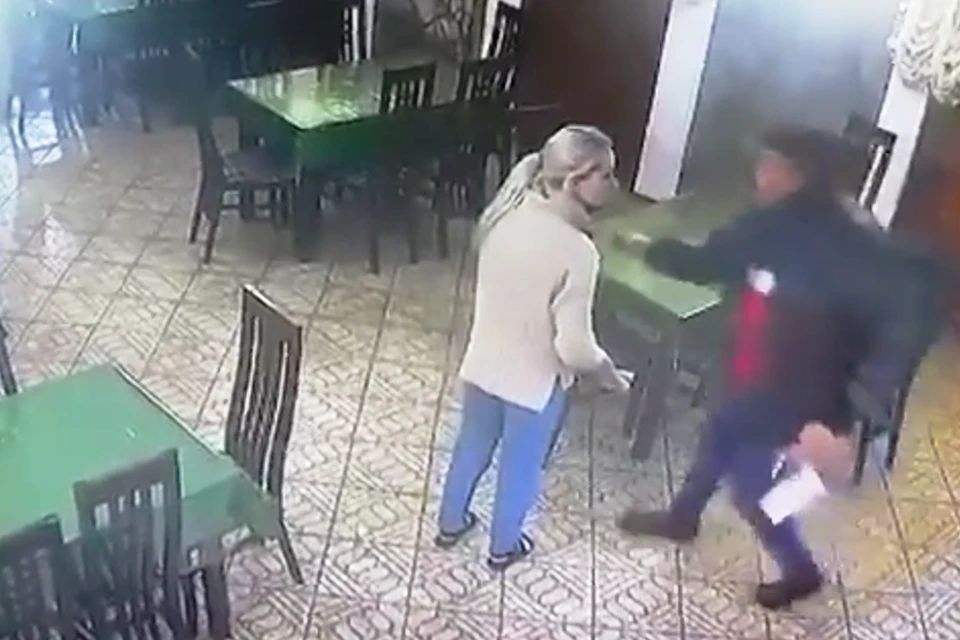 За секунду до нападения на девушку. Фото: кадр из видео.