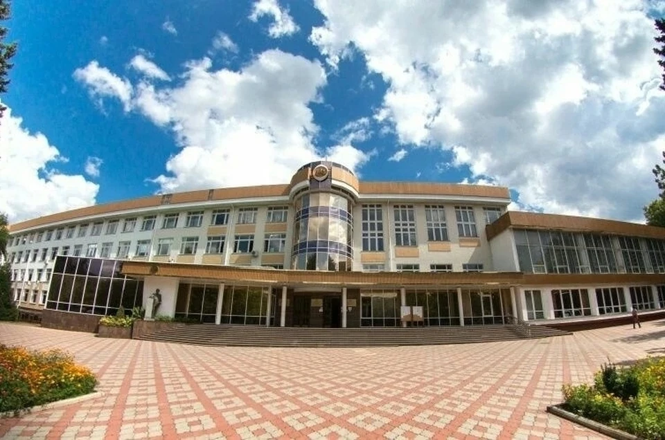 Из главного корпуса эвакуировали всех студентов. Фото: пресс-служба КФУ