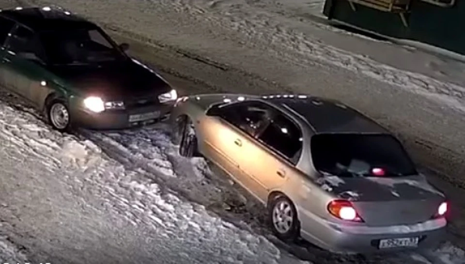 Выезд с параллельной парковки прошел для водителя Kia не очень удачно