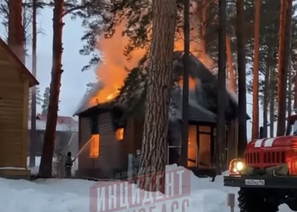 На территории горнолыжного курорта Танай сгорел гостевой домой. Фото:instagramincident_42.