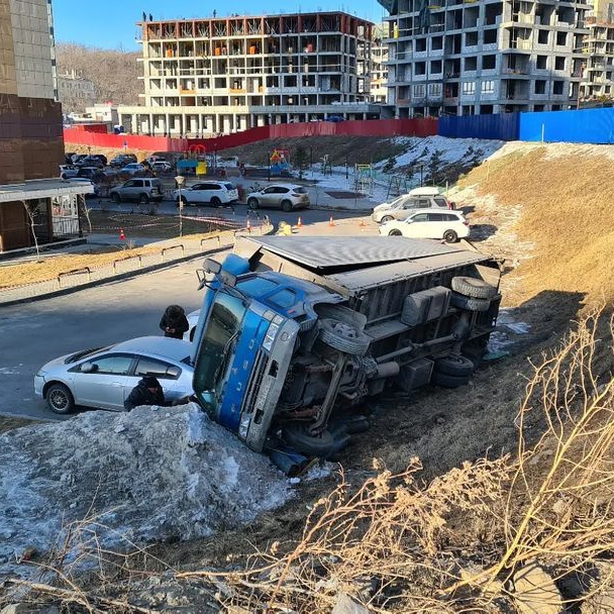 Фура с газовыми баллонами рухнула с косогора на припаркованные машины во  Владивостоке - KP.RU