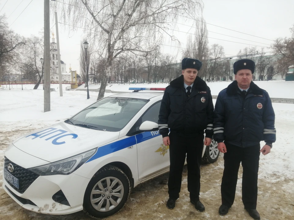 Сотрудники ГИБДД не оставили в беде замерзающую семью