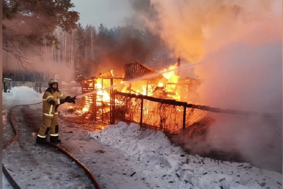 Пламя охватило 140 квадратных метров. Фото: ГУ МЧС по Свердловской области