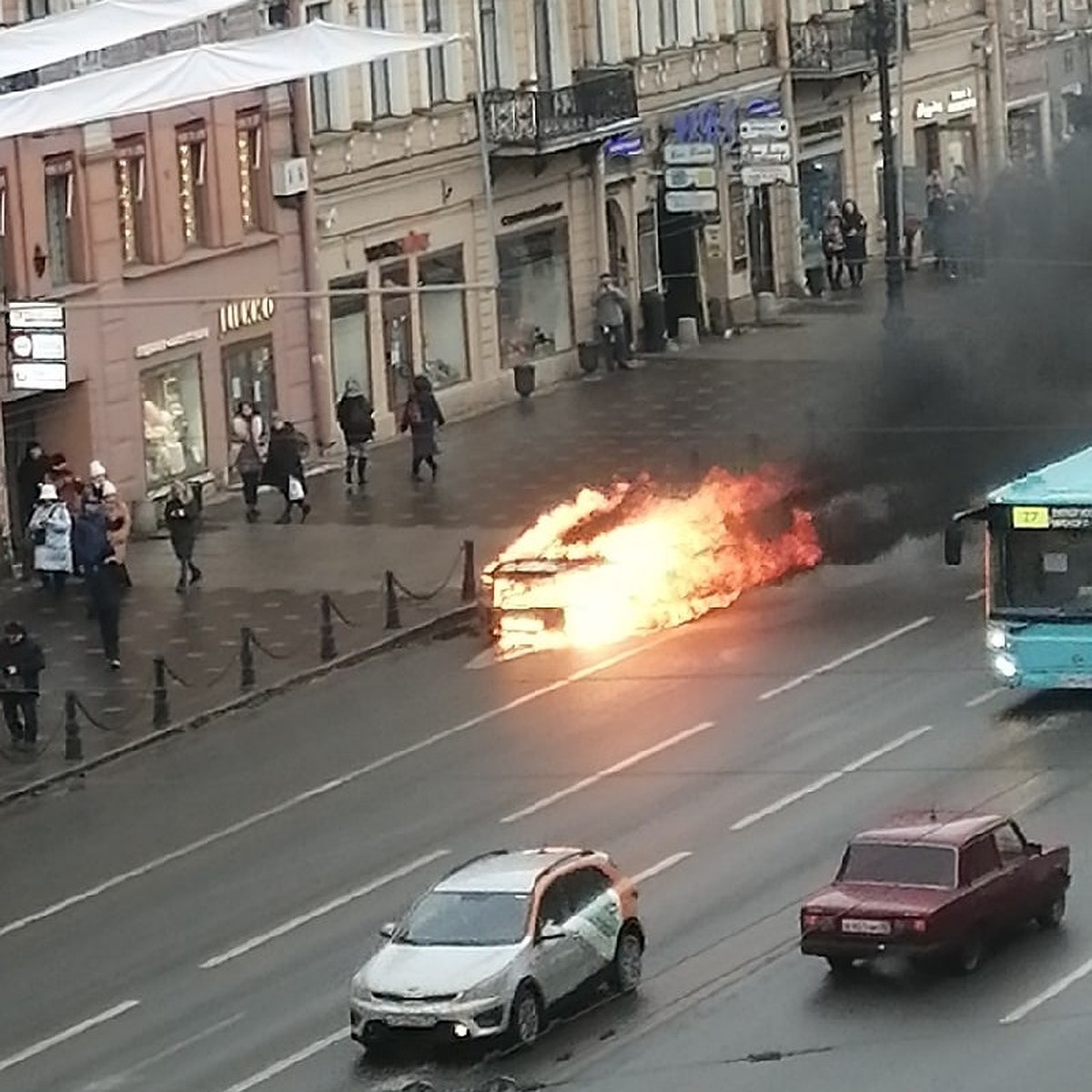 Машина сгорела на Невском проспекте у метро «Маяковская» - KP.RU