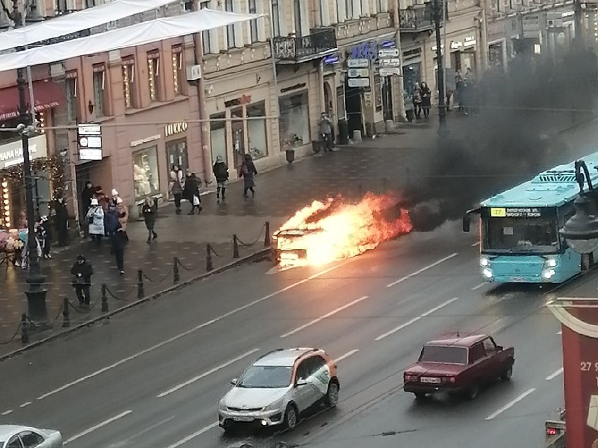 Машина сгорела на Невском проспекте у метро «Маяковская» - KP.RU