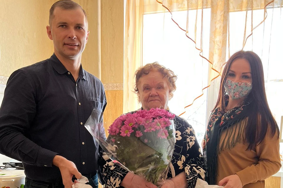 Ирина Ивановна Гальянц принимает гостей по случаю годовщины снятия блокады Ленинграда