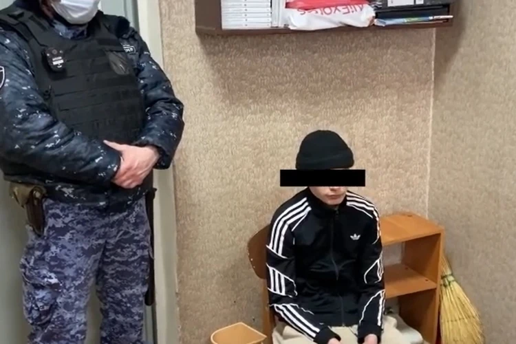 В школе Ставрополья задержали вооруженного ножом и муляжом пистолета подростка