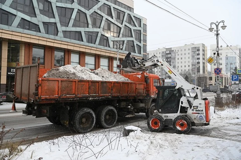 Для обработки тротуаров и остановок общественного транспорта подготовлено 120 тонн пескосоляной смеси и 10 тонн соли.