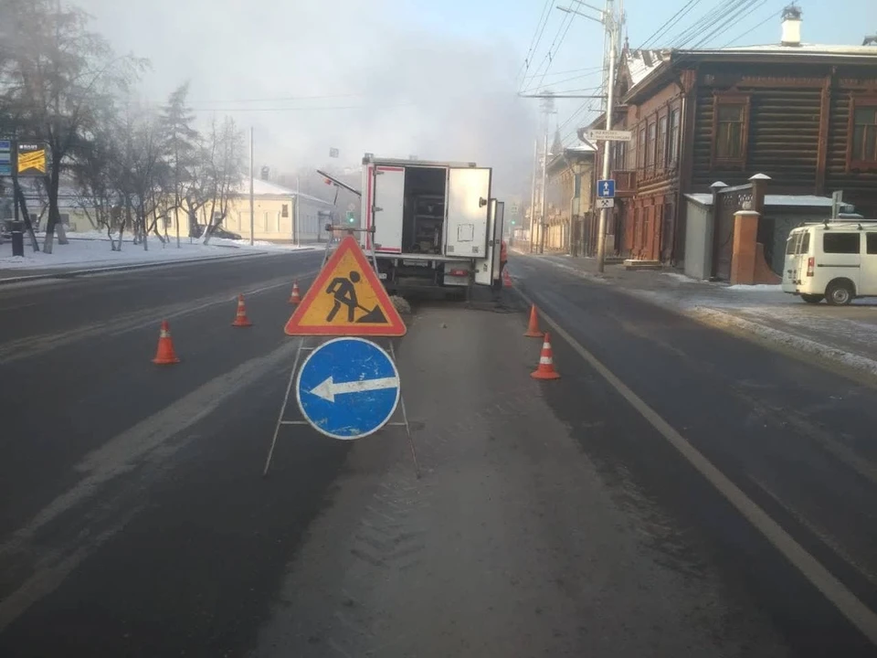 В Красноярске на Ленина из-за работы на теплосети перекрыта дорожная полоса. Фото: СГК