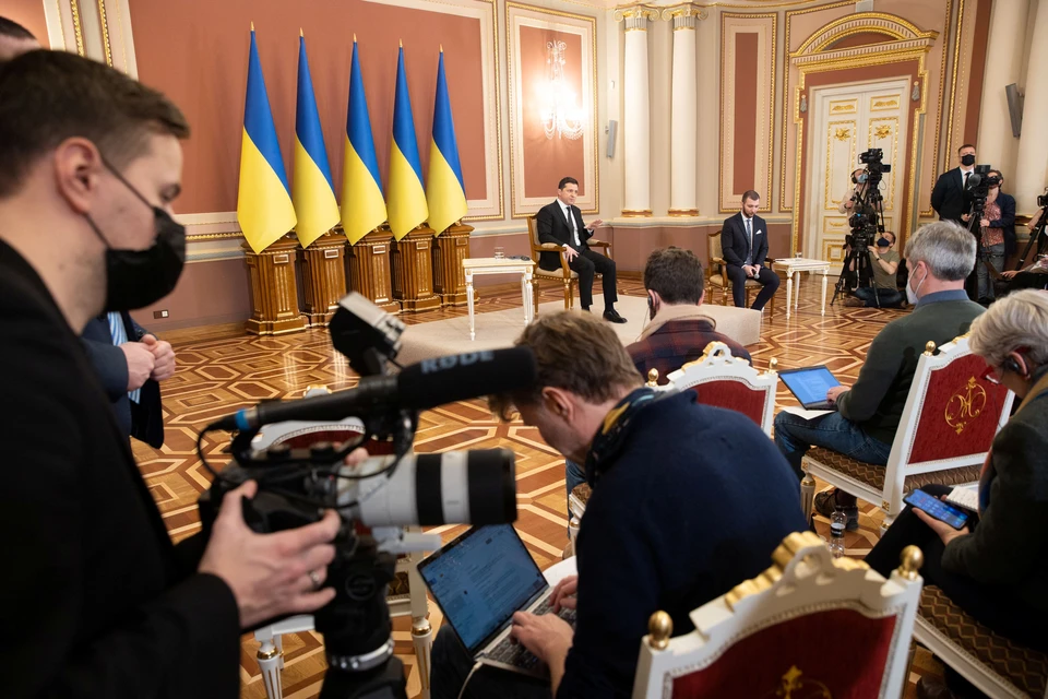 Украинцы призывают Владимира Зеленского не допустить войны с Россией