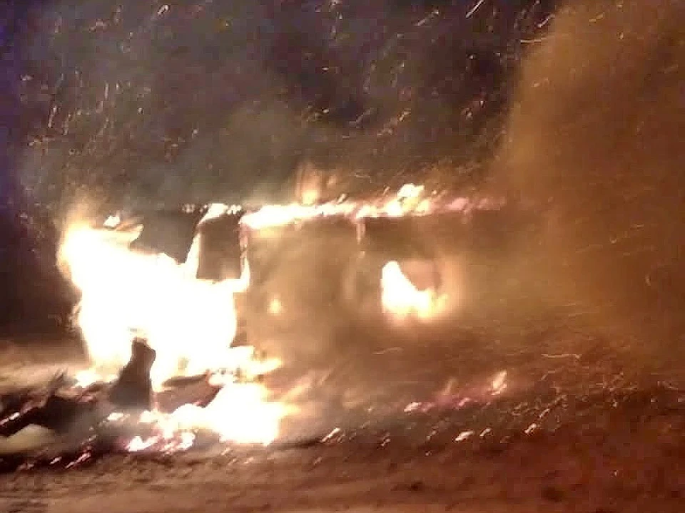 Частный жилой дом сгорел в Смоленской области. Фото: пресс-служба ГУ МЧС по Смоленской области.