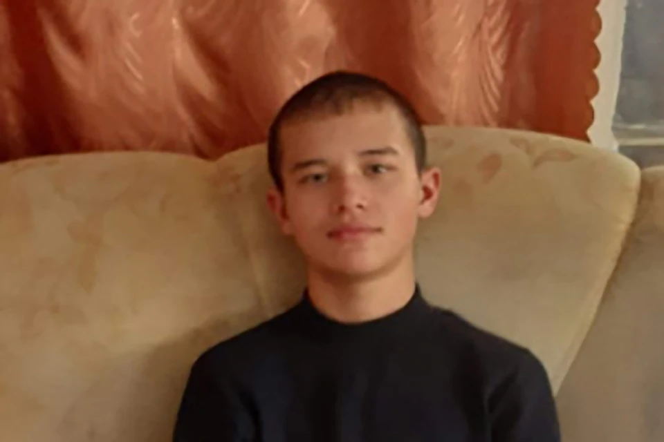 Подросток выглядит на 15-16 лет, ростом 180-182 см, худощавого телосложения.