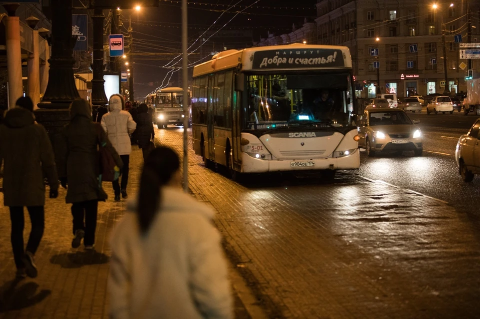 Челябинцы жалуются, что в поздний час тяжело дождаться автобуса на остановке
