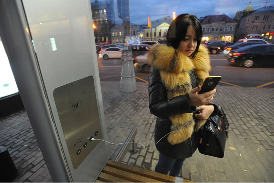 На умной остановке можно будет зарядить свой мобильный телефон.