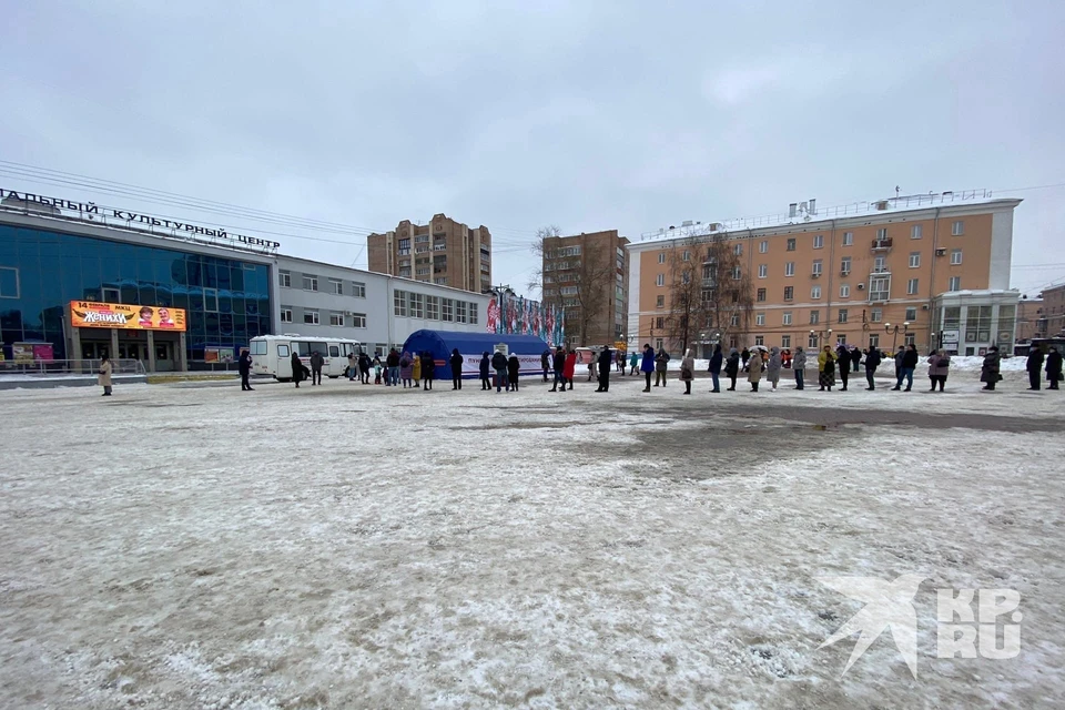 В Рязани выстроились очереди к пунктам экспресс-тестирования на COVID-19.