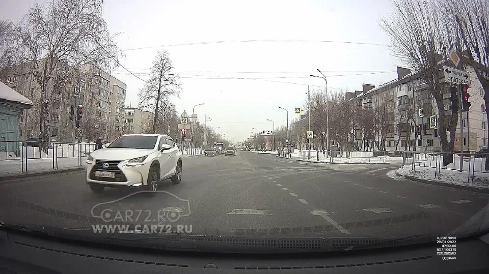 Тюменку накажут за езду по встречке на «Лексусе».