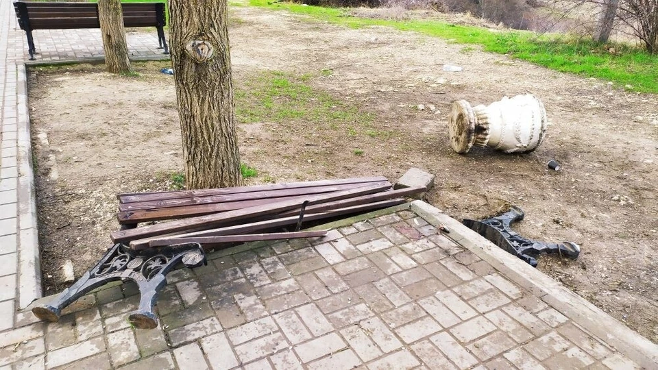 Севастопольцы собрали 300 подписей жителей по поводу вандализма в районе остановки «Виктория» и проспекта Победы, 23