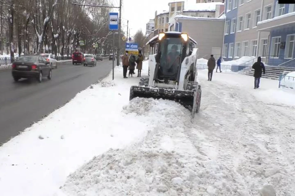 Возможности спецтехники позволяют быстро и качественно расчищать пешеходные зоны. Фото: admkirov.ru